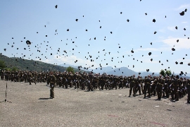 Rompan filas de la XLIII promoción.