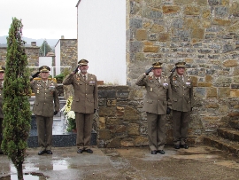 Rindiendo homenaje a los dieron su vida por España.