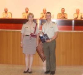 Entrega medalla sargento Cabral por la auxiliar del agregado militar de Argentina