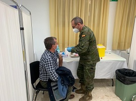 Vacunando en el Hospital de la Defensa