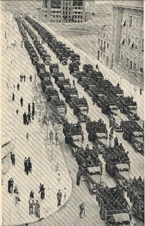 Desfile_de_camiones_en_blanco_y_negro.