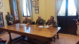 Firma de la cédula de toma de posesión del mando