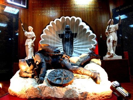 Escultura dedicada al paracaidista caído, obra del escultor Federico Coullaut-Valera