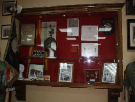 Vitrina dedicada al Cabo 1.&ordm; Ibarz (caído en el sahara) y a los participantes en la Misión Sanitaria de Ayuda a vietnam del sur