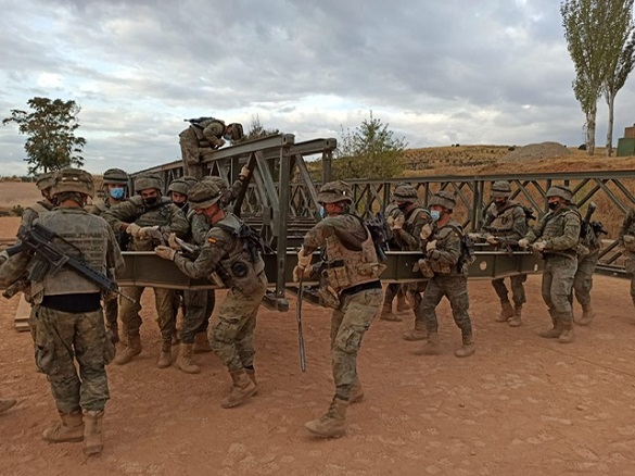 Momento en el que los zapadores paracaidistas inician el tendido del puente &laquo;Bailey&raquo;