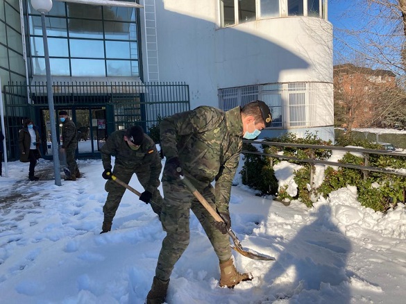 Personal de la Bandera &laquo;Roger de Lauria&raquo; limpiando el acceso a una instalación sanitaria de Madrid