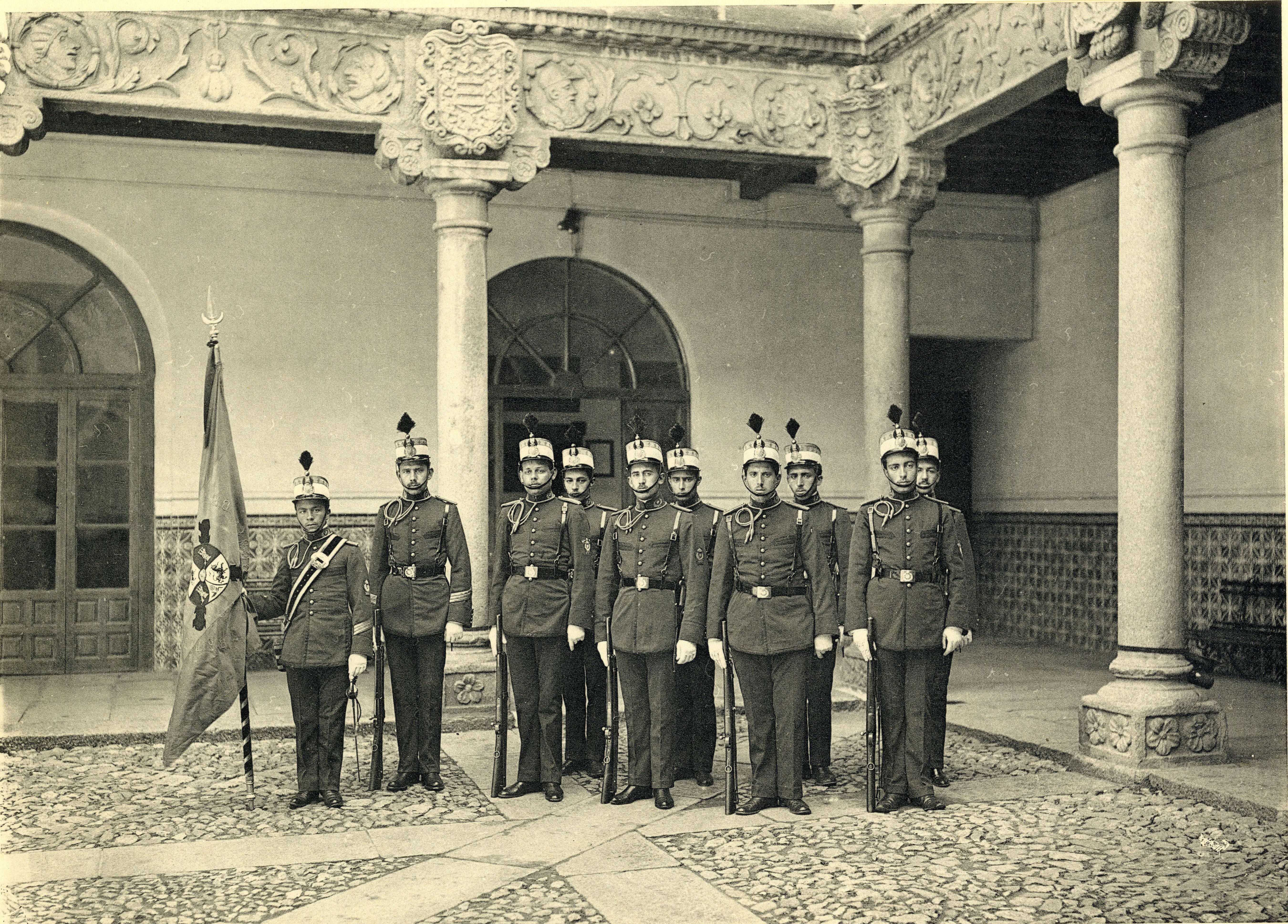 Cádetes con bandera