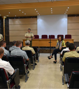 La ministra con los alumnos y personal de la ESPOL