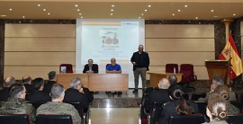 El autor durante la presentación