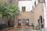 Entrada a la Biblioteca