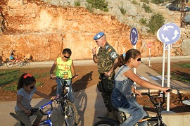 Los niños de la zona, disfrutando en la pista después de ser inaugurada