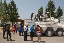 El Director del Campamento, Joseph Elías con sus alumnos en la exposición estática de material