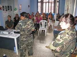 La soldado Mena al inicio de la teórica de primeros auxilios domésticos