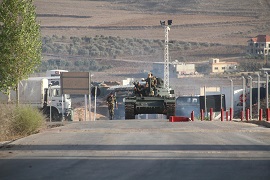 El T-55 de las LAF entrando en la Base Miguel de Cervantes
