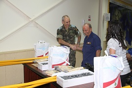 El Teniente Coronel Ardanaz, hace entrega del material.