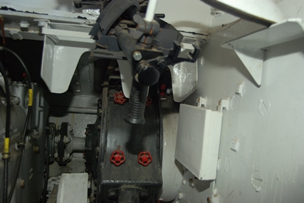 Puesto del radioperador/ametrallador de casco.