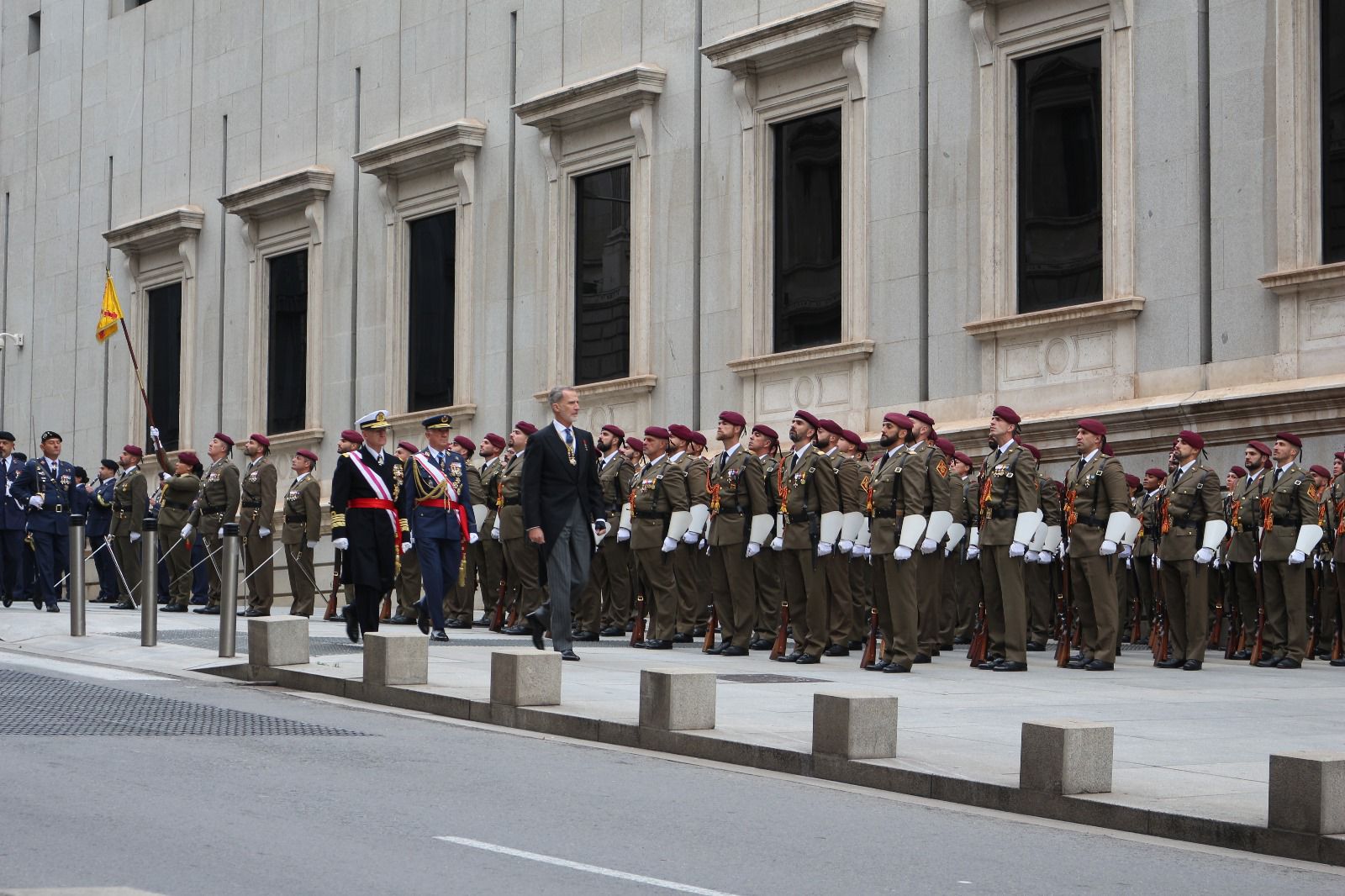 S.M. el Rey pasando revista a la fuerza.