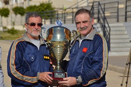 El Coronel Romero recibe el trofeo.