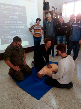 Alumnos realizando maniobra R.C.P.
