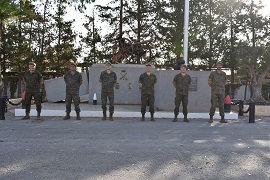foto bajo monumento cañon de época