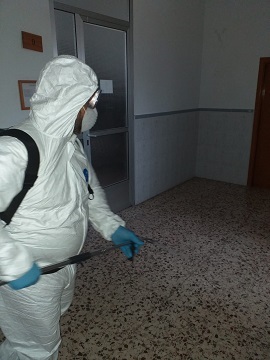 Personal realizando desinfección de areas comunes