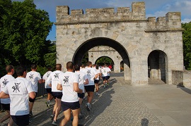 Corriendo por el adarve de la muralla.