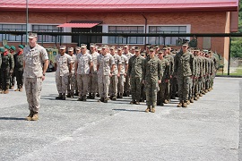 Marines del 2º Batallón del 8º Regimiento de los Estados Unidos en formación.