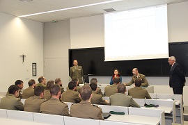 El Profesor D. Jose Luis González atendiendo al Coronel Ballenilla.