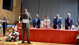 El Coronel del Regimiento América recibe el diploma