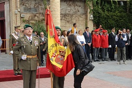 Beso de juramento ante la Bandera