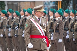 Excmo. Teniente General pasando revista a la fuerza