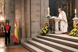 Lectura del Pater en el atril de la Iglesia.