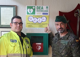 Jefe del RICZM 66 con un representante de DYA