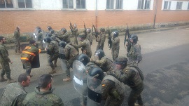 alumnos realizando una práctica antidisturbios