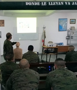 alumnos recibiendo una clase teorica