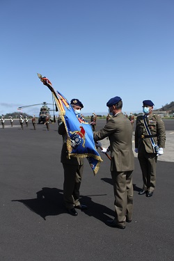 El teniente coronel Cherino hace entrega del Guión al teniente coronel Cánovas
