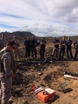 Explicación sobre municiones y cargas especiales antes de la práctica de neutralización por parte del ET