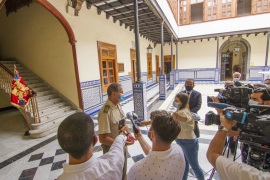 Teniente general Palacios atendiendo a los Medios