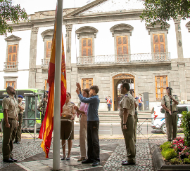 Izado de Bandera en Plaza Weyler