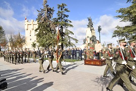 Desfile ante las autoridades en la Plaza Reina Victoria