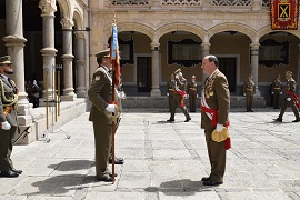 TG Meijide saludando al Estandarte de la Academia de Artillería.