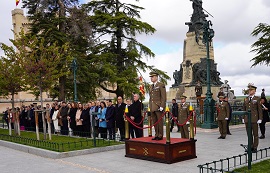 Coronel director de la Academia de Artillería presidiendo el acto