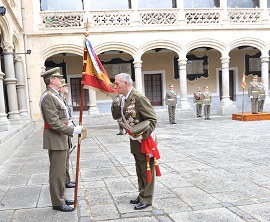 Componentes de la 262 despidiéndose del Estandarte