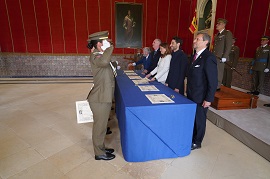 Sargentos alumnos recibiendo el título de Segoviano Honorario