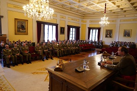 El teniente general impartiendo la lección magistral