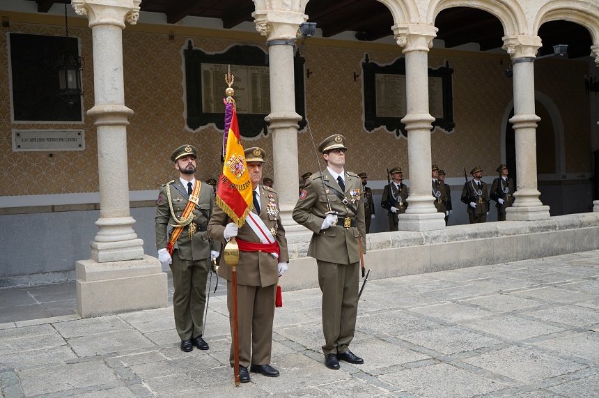 5 GB saludando al estandarte de la Academia 