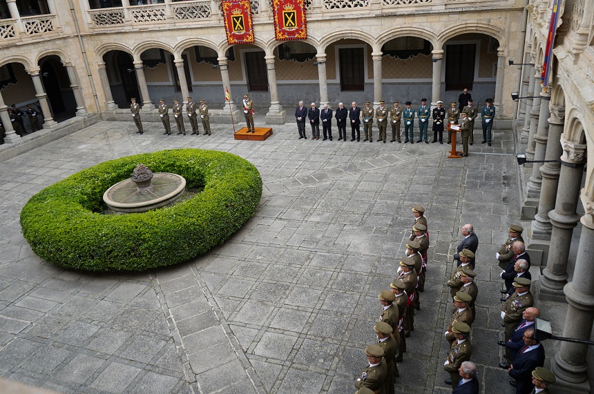 6 GB Sotomayor con el estandarte de la Academia de Artillería