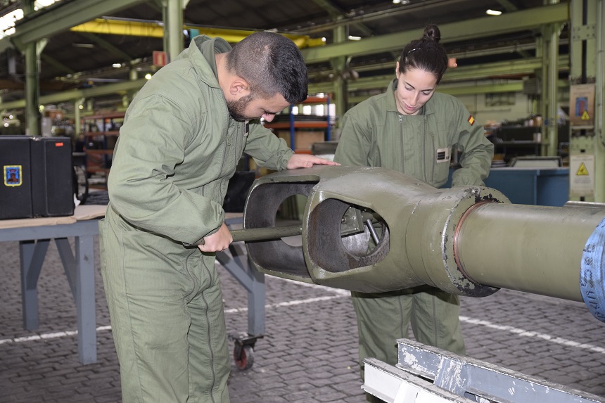 Alumnos realizando labores de mantenimiento