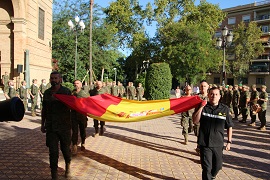 6 Cabos Mayores pontan la Bandera para ser izada.
