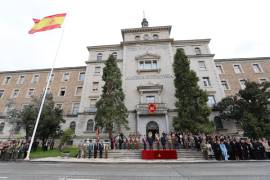 Desfile frente a la fachada principal de la Academia de Infantería